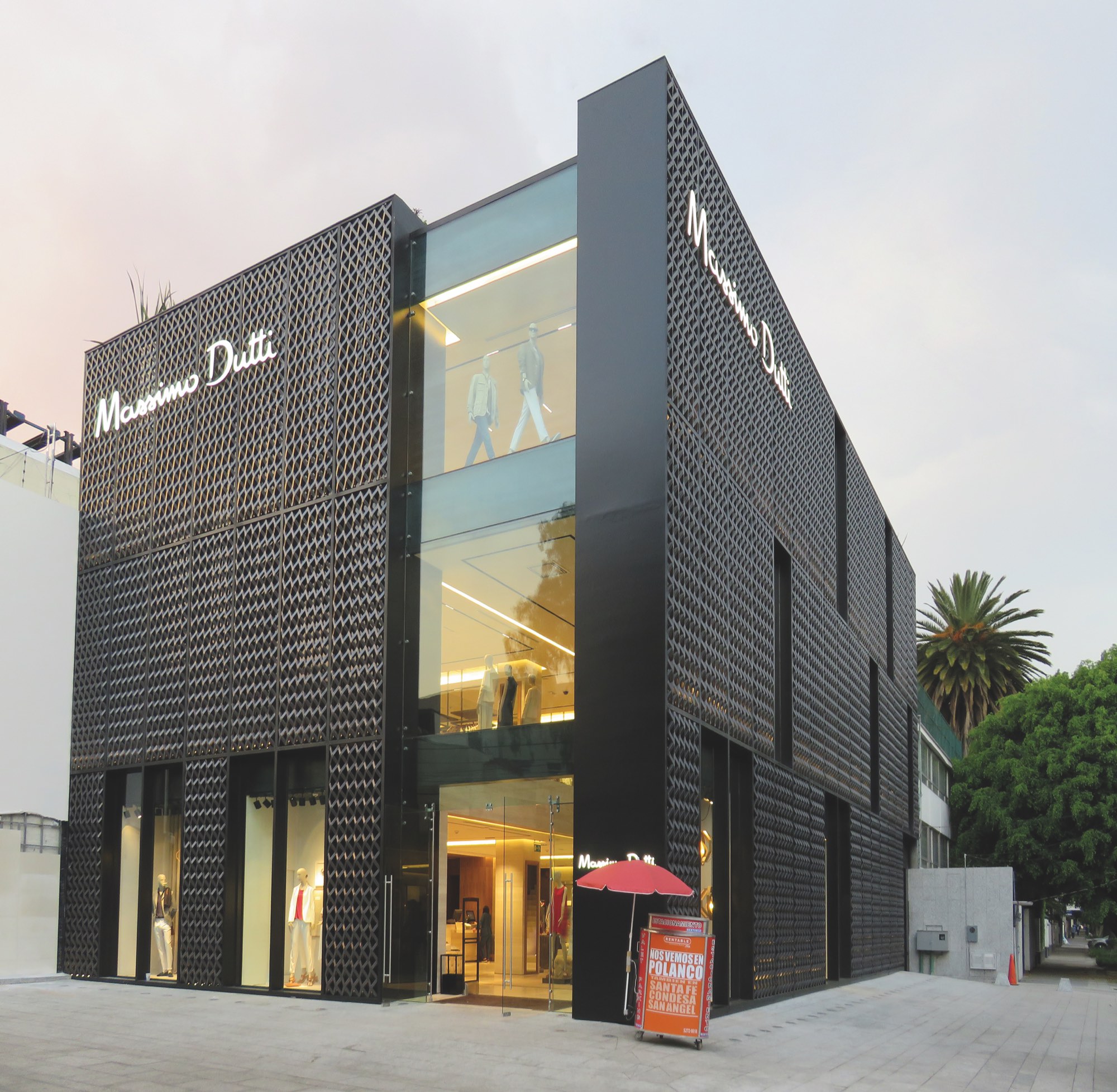 Massimo Dutti · Celosía en fachada — fotografía 3